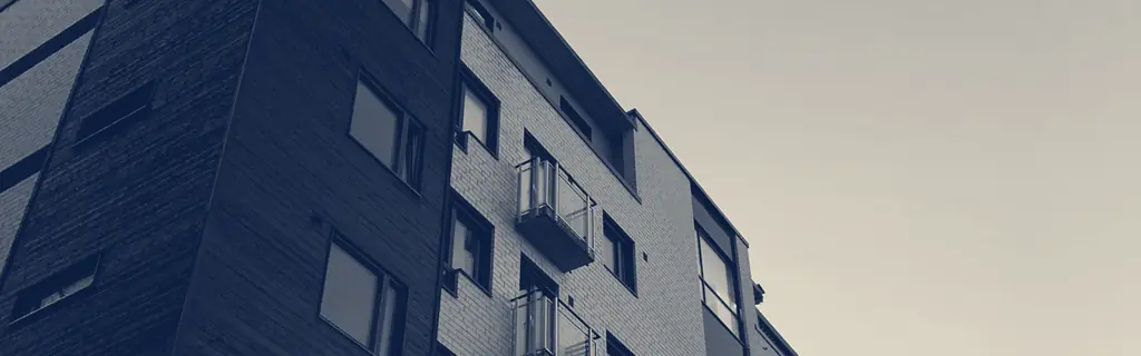 Çok katlı bir apartman cephesi