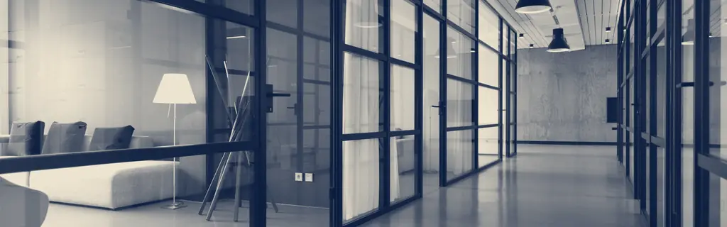 Modern bir ofis koridoru